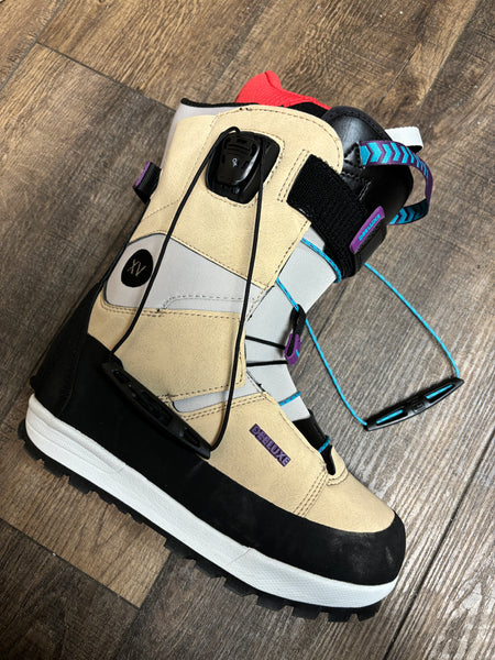 Deeluxe Spark XV TFP Snowboard Boots Women 7.5 Mondo 25.0 – The Deeluxe Spark XV TFP Snowboard Boots Women 7.5 Mondo 25.0 – The