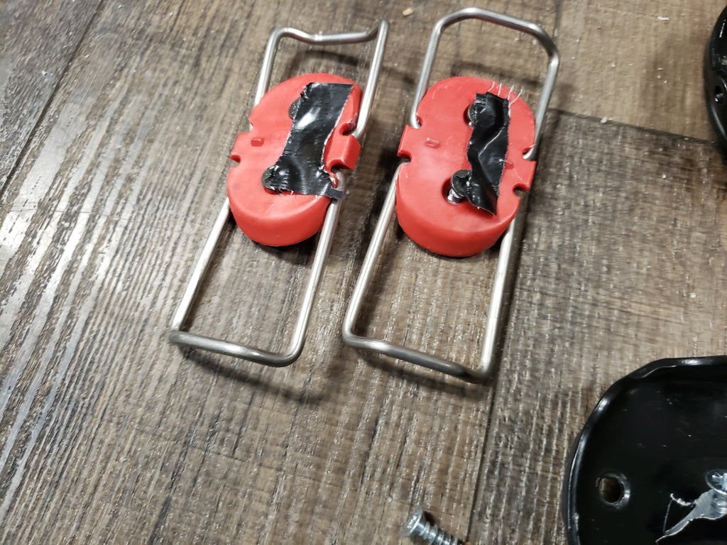Riva telemark ski bindings with heel riser plates