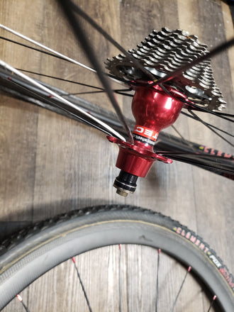 Carbon wheelset Novatec hubs bladed spokes 100/135 700c tubular