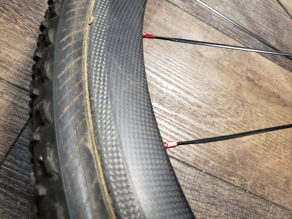 Carbon wheelset Novatec hubs bladed spokes 100/135 700c tubular