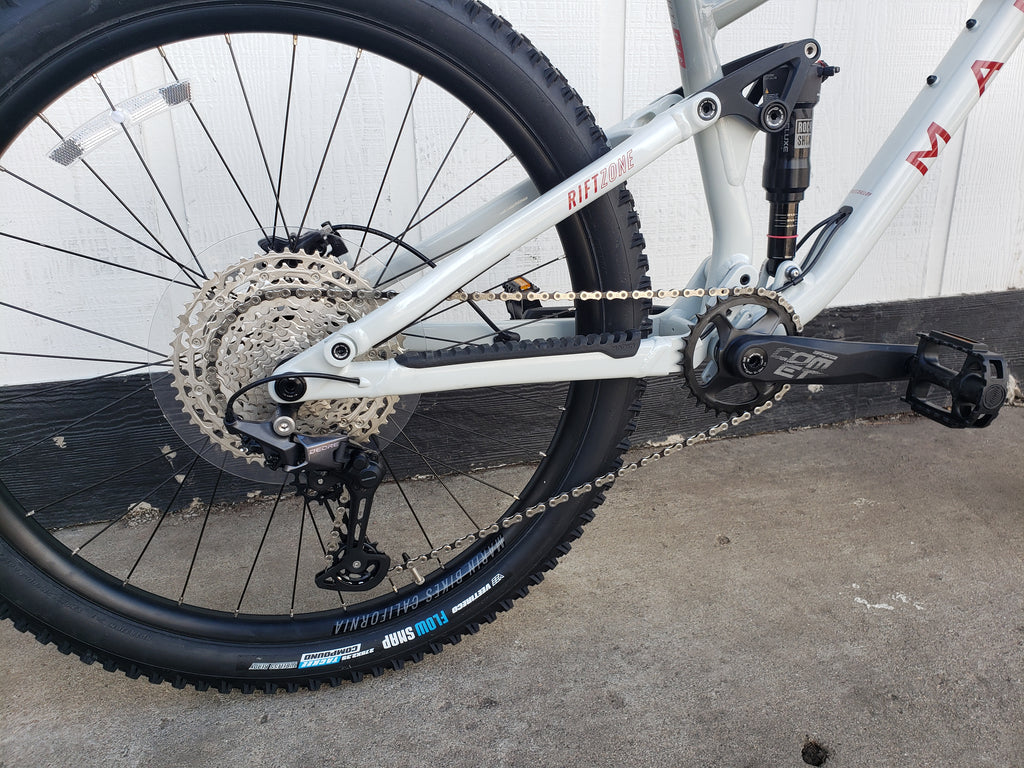 marin mountainbike Marin Rift Zone 27.5" 2 Full Suspension Mountain Bike, White/Gray, Med – The Extra Mile Outdoor Gear & Bike
