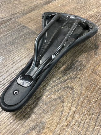 Forza Cirrus Pro carbon rail saddle 130mm wide road race